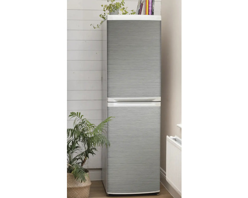 Grått kylskåp med växter och böcker i rummet