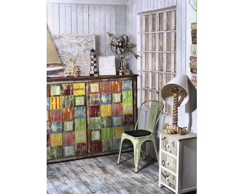 Dekorativt rum med byrå, stol och sängbord i marin stil.