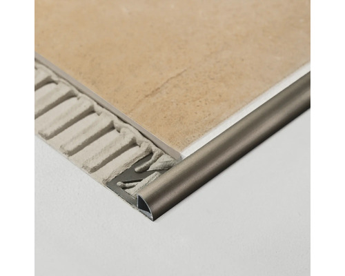 Kakelprofil av metall med kakel