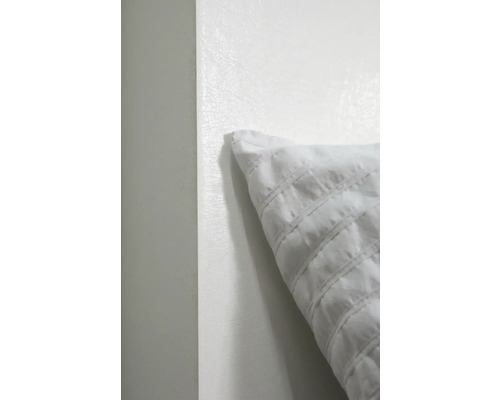 Detaljvy av en vit kudde med dekorativa sömmar