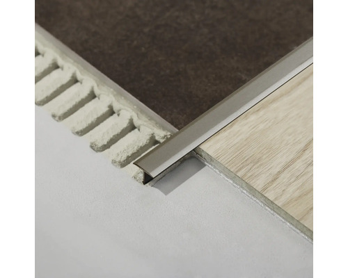 Installerad golvprofil mellan två olika golvbeläggningar