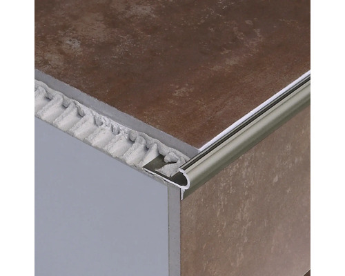 Kakelprofil av metall på en kakelkant