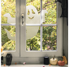 Dekorerat fönster med Halloween-motiv och höstdekorationer på fönsterbrädan.