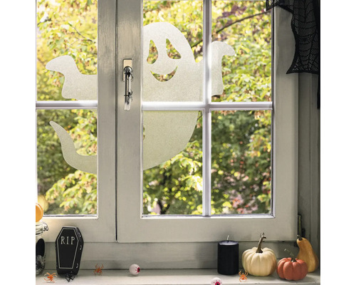 Dekorerat fönster med Halloween-motiv, inklusive spöken, pumpor och spindlar