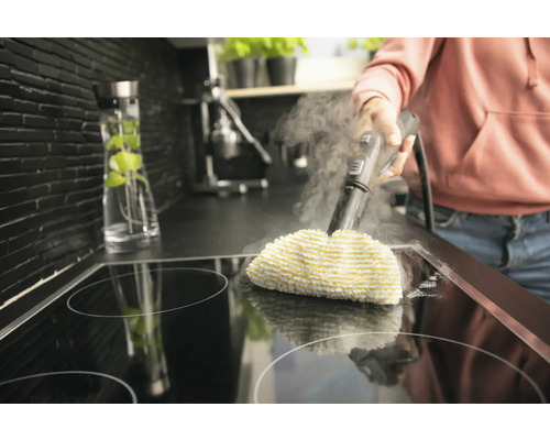 Ångrengörare som används på en spishäll