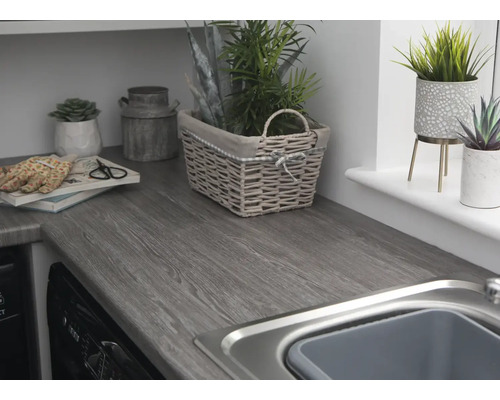 Bänkskiva med trälook, dekoration och diskho