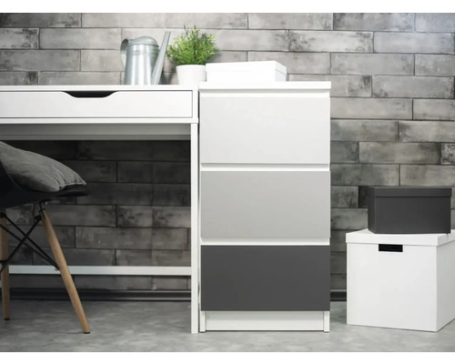 Miljöbild med skrivbord, byrå med tre lådor och förvaringslådor