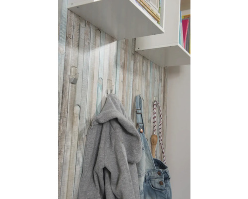 Dekorativt rum med väggpaneler i träutseende, klädkrokar och hylla