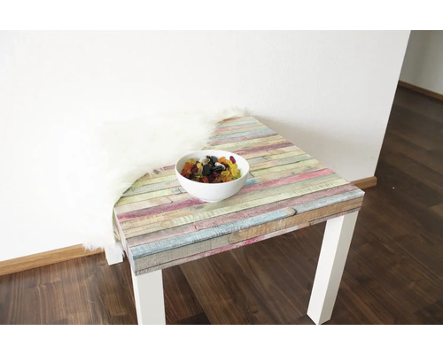 Bord med träutseende och godisskål