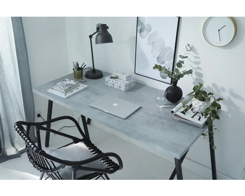 Skrivbord med stol, lampa, bärbar dator, växter och dekorationer