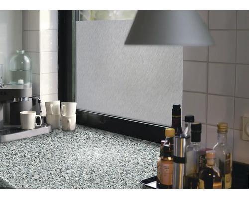 Köksscen med frostat glasfilm på fönstret, kaffebryggare och köksredskap