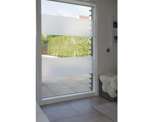 Fönster med insynsskyddsfilm med randigt mönster