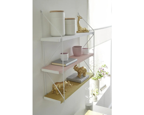 Vägghylla med tre hyllor och dekorativa föremål