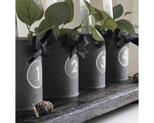 Adventskrans med fyra ljusstakar, band och löpnummer på träbricka