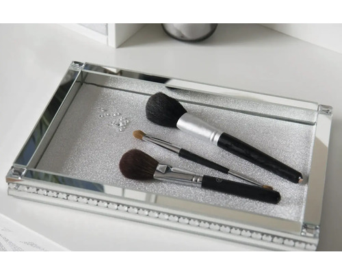 Dekorativ bricka med sminkborstar och strass