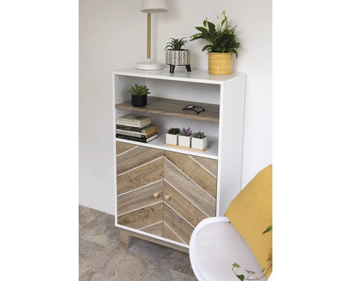 Hylla med trädörrar i vardagsrum med växter och dekoration