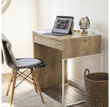 Skrivbord med låda, stol och dekoration i ett arbetsrum