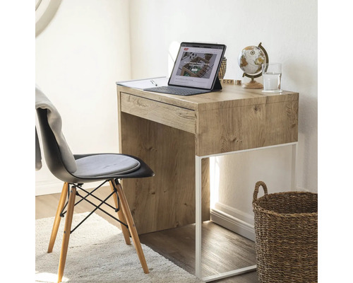 Skrivbord med låda, stol och dekoration i ett arbetsrum