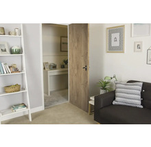 Innerdörr med träutseende i ett ljust vardagsrum.