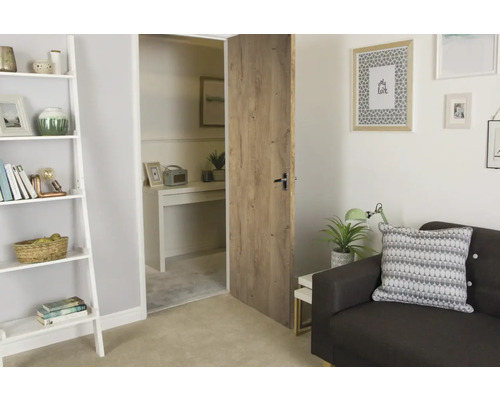 Innerdörr med träutseende i ett ljust vardagsrum.