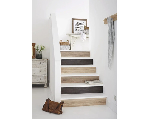 Trapphus med trappsteg i trälook, byrå, väska och dekoration