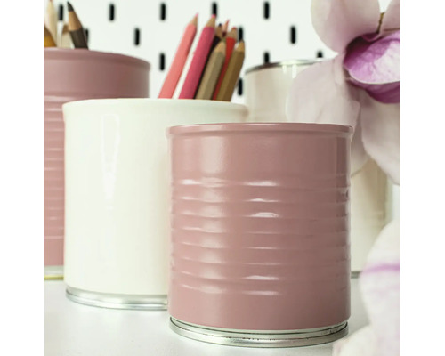 Dekorativa pennställ av metall i olika färger.