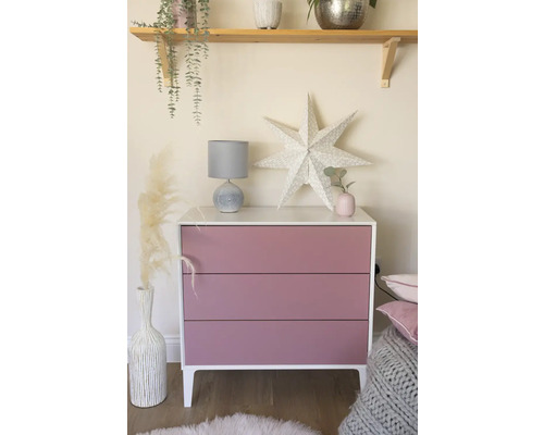 Byrå med tre lådor, bordslampa och dekoration