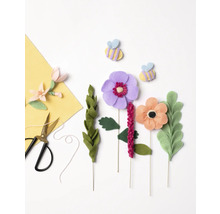 Dekorativa filtblommor och filtbin med sax och gul filt