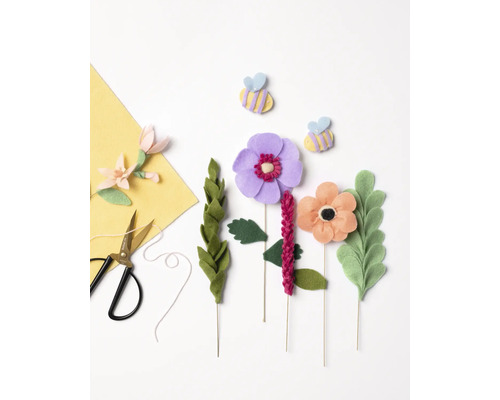 Dekorativa filtblommor och filtbin med sax och gul filt