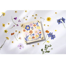 Blompress med blommönster och torkade blommor