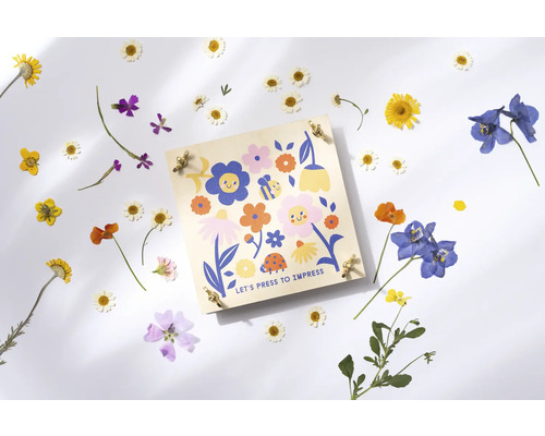 Blompress med blommönster och torkade blommor