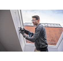 Man använder tigersåg på en vägg