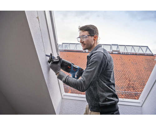 Man använder tigersåg på en vägg