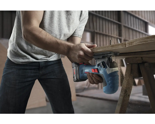 Hantverkare sågar trä med en sladdlös sticksåg från Bosch