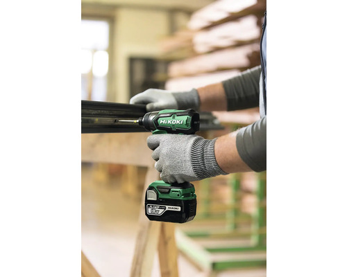 Man skruvar skruv i arbetsstycke med sladdlös mutterdragare