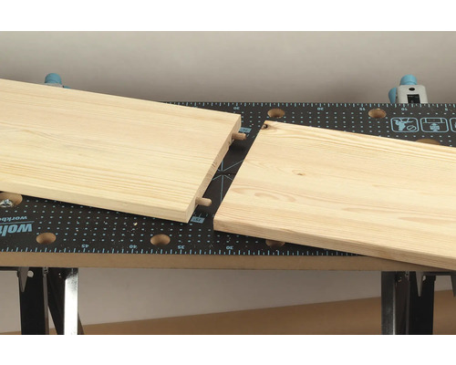 Träskiva med pluggar för sammanfogning på en arbetsbänk