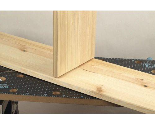 Två träplankor på en arbetsbänk