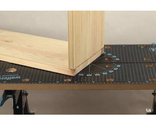 Arbetsbänk med trästycke för bearbetning