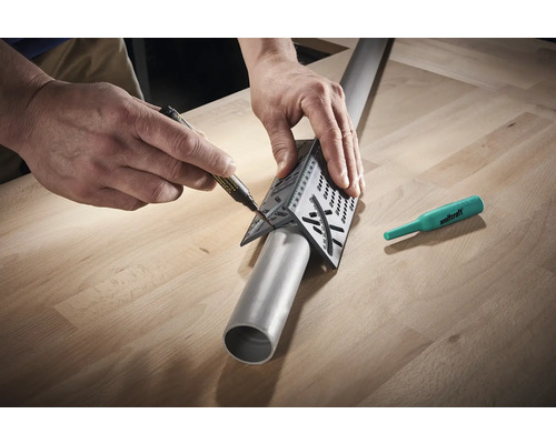 En person markerar ett rör med en universalvinkel och en penna.