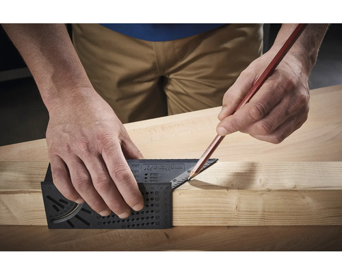 Hantverkare använder snickarvinkel och penna för att markera på trä