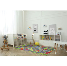 Barnrum med spjälsäng, lekmatta, leksaker och förvaringsmöbler