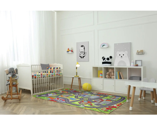 Barnrum med spjälsäng, lekmatta, leksaker och förvaringsmöbler
