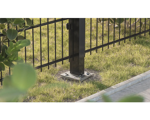 Metallstaketstolpe med markfäste i trädgården