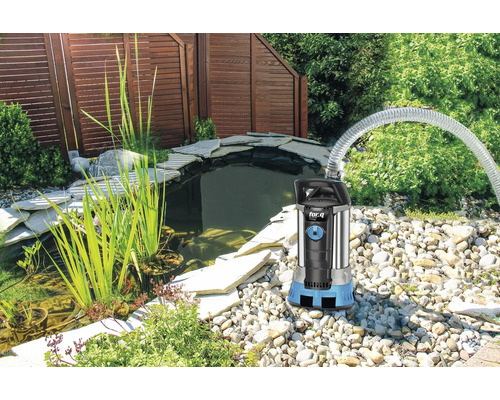 Damm pump av märket for_q med slang vid en trädgårdsdamm