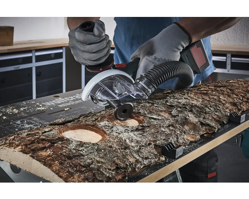 Monteringsfräs används för att fräsa ut en träbit på en arbetsbänk.