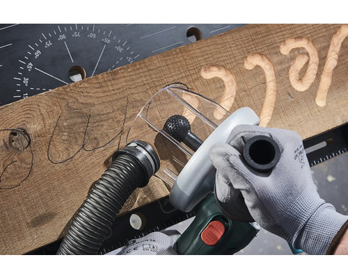 Hantverksmässig gravering av bokstäver i trä med ett roterande verktyg