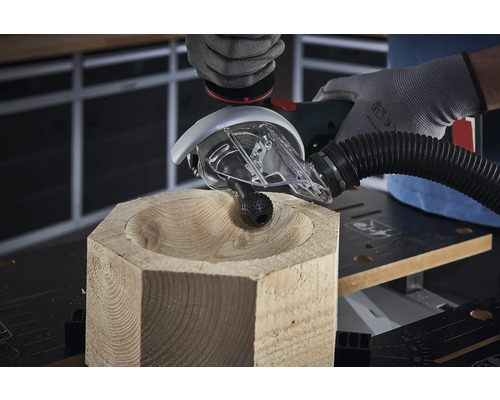 Person formar en skål av en träbit med en frästillsats