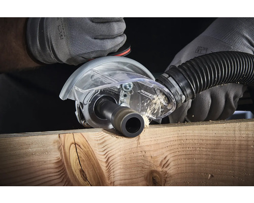 Spårfräs i drift på en träbräda med spån som flyger