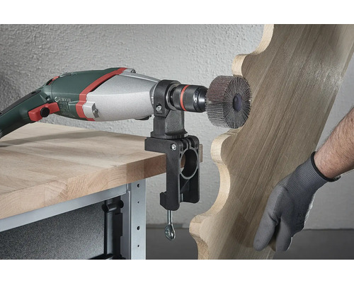 Elverktyg med slipborste och bordsfäste vid bearbetning av ett trästycke