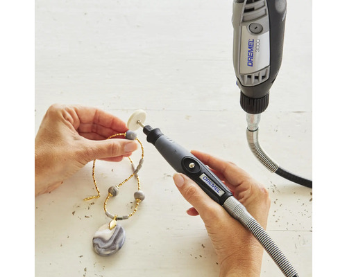 Dremel multifunktionsverktyg som arbetar på ett halsband